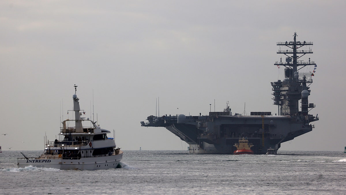 USS Nimitz pored ribarskog broda u San Diegu