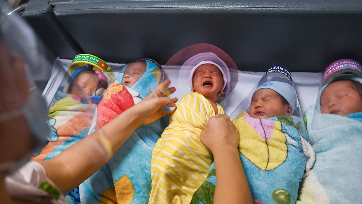 Vijetnamske bebe u krevetiću