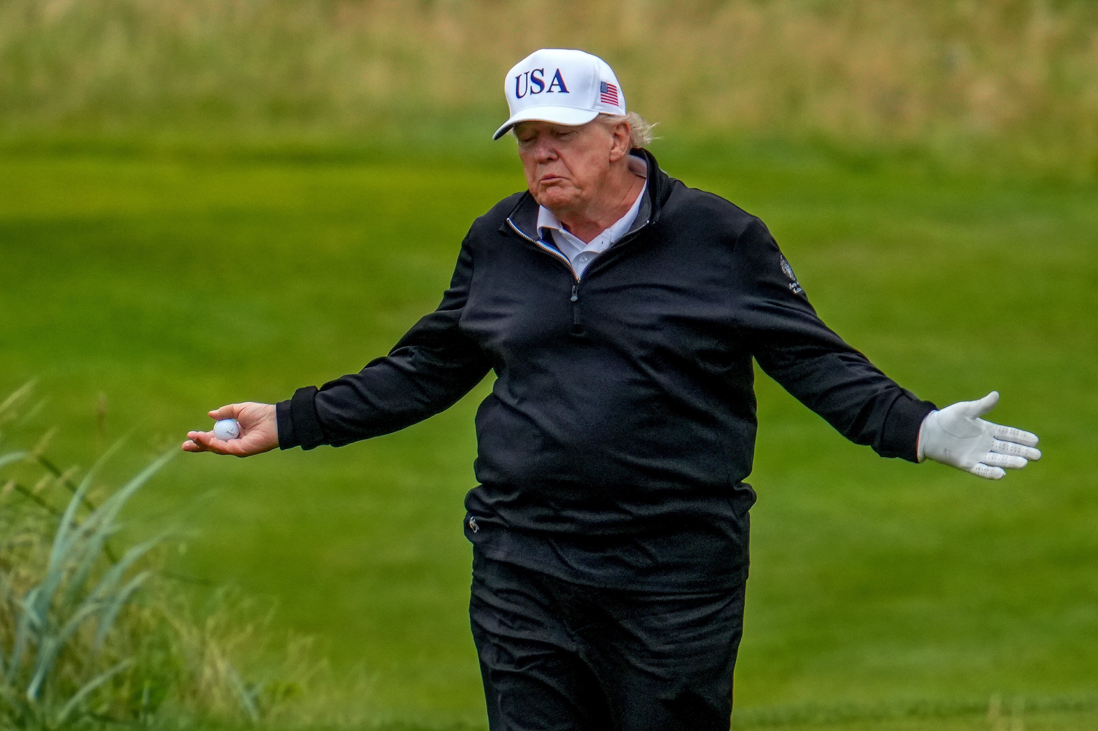 Korisnici društvenih medija tvrde da isječak pokazuje da je Trumpov Caddy pomaknuo svoju loptu tijekom kruga golfa u Škotskoj, najnoviji u dugom nizu optužbi koje predsjednik vara u golfu