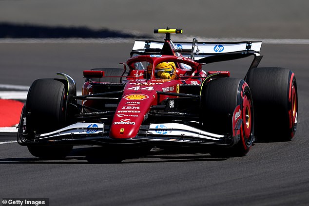 Lewisov automobil pronašao je svoj utor u prvom razdoblju kandidiranja za vikend, a Brit je objavio vrijeme 1: 26,892, ispred McLaren Pair Lando Norris i Oscar Piastri, koji su završili na drugom i trećem najbržim