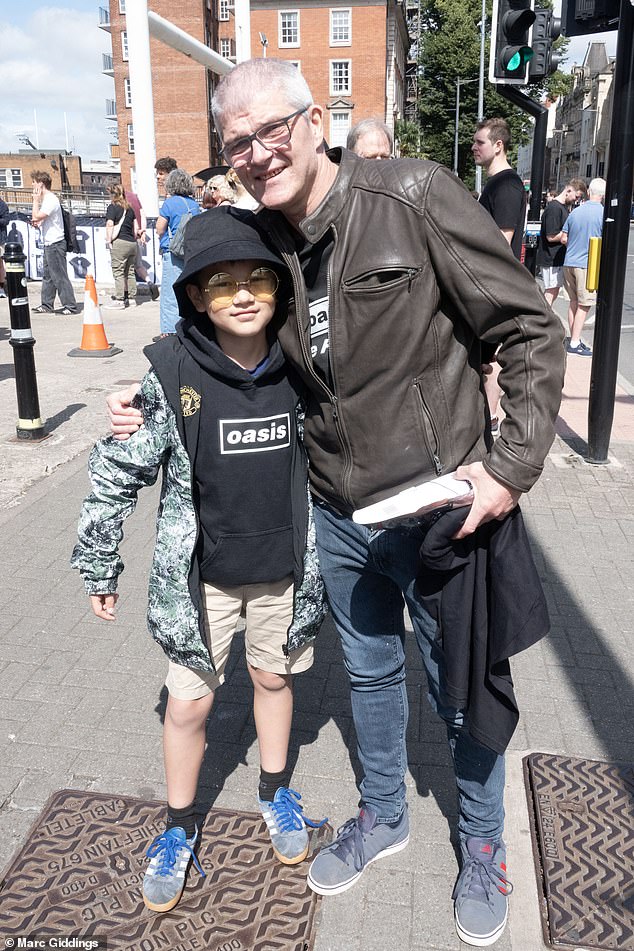 Patrick Foley i njegov 10-godišnji sin, Alex, (obje slike) koji je samoproglašeni superfan, putovali su iz Strouda da budu tamo zbog 'monumentalnog' trenutka