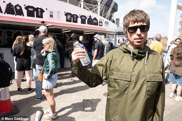 Glen (42), čistač prozora iz Essexa (na slici) koji naplaćuje 1.000 funti kao profesionalni profesionalni Liam Gallagher izgledan, preplavljen je prekomjerno izbuđenim obožavateljima koji uzimaju selfieje