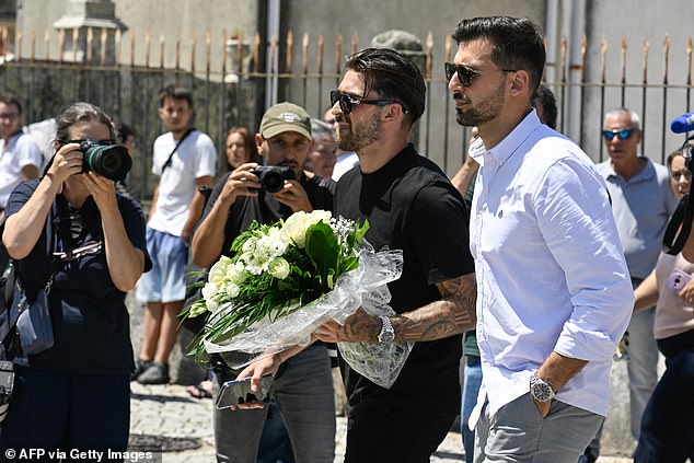 Portugalski nogometaš i prijateljica Jota Silva (c) koji igra za premijer lige klub Nottingham Forest, stiže s cvijećem u kapeli