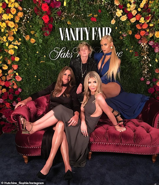 To nije jedini put da su se četvorica družila, s tim da je grupa također zajedno sakupila na događaju Saks Peth Avenue i Vanity Fair u 2018. godini. Hutchins je u to vrijeme objavio fotografiju s četiri Crown Emojis u natpisu