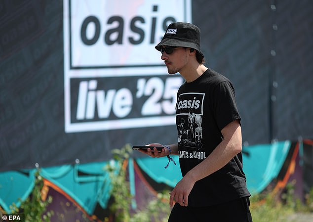 Oasis Mania je dobro i uistinu preuzima naciju uoči prvog koncerta za ponovno okupljanje ikoničnog Britpop benda na Cardiffovom stadionu Principanity u petak