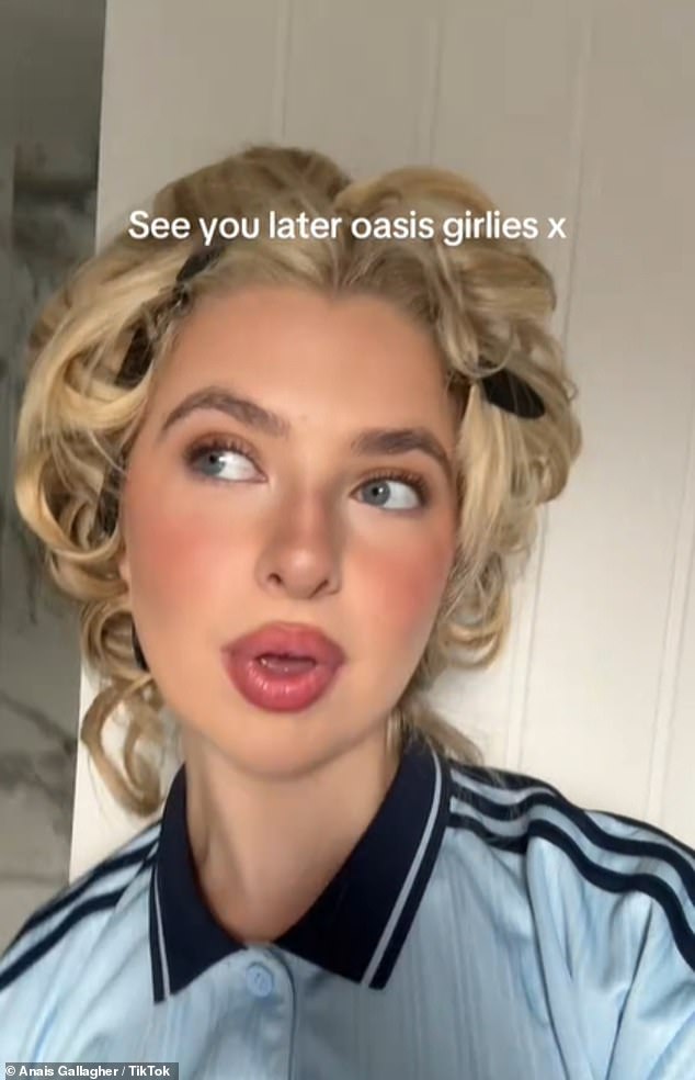 Pokazujući podršku svom ocu, Anais je nosila svijetloplavu oazu x adidas polo majicu i priredila joj zlatne brave dok je zavijala kosu spremnu za veliki show