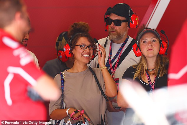 Nije mogla obuzdati svoj osmijeh dok je promatrala vozače kako vježbaju ispred Grand Prix Velike Britanije u Silverstone Circuit
