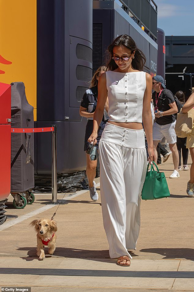 Influencer je izgledao šik u bijeloj koordini PrettyLitTlithing dok je prolazio svog obožavanog psa Leoa kroz teren