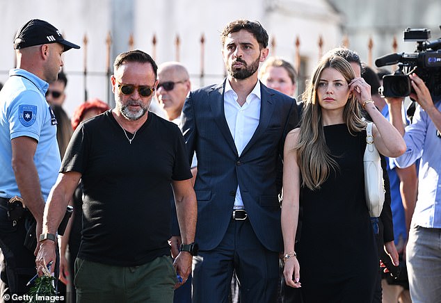 Zvijezda Manchester Cityja Bernardo Silva (C), kolega portugalska reprezentacija, stiže na Jota's Wake sa suprugom Inês Tomaz (R)