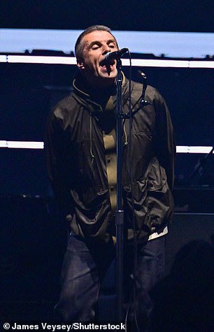 Noel je stigao sa svojom gitarom, dok je Liam s zubima visio tambura