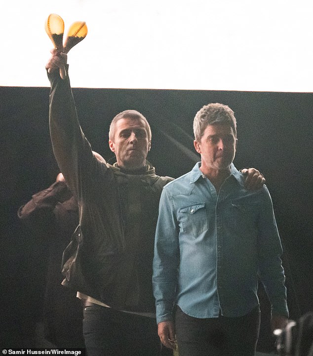 U petak navečer više od 75 000 obožavatelja okupilo se na Cardiffovom stadionu za Knežernicu za prvu večer dugoočekivane turneje Oasis Reunion