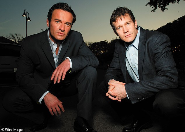 Dylan Walsh (desno), koji je zajedno s Julianom (lijevo) bio jedan od dva glavna lika Nip/Tuck, podijelio je svoju reakciju na smrt svog starog kolege; Na showu su prikazani 2003. godine