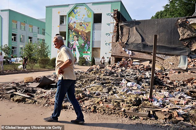 Čovjek hoda usred ruševina u stambenom okrugu u ukrajinskoj prijestolnici Kijeva 4. srpnja 2025