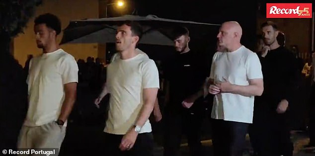 Curtis Jones (lijevo), Andy Robertson (drugi s lijeve strane) i Jordan Henderson (desno) daju aplauz od strane mještana dok su prolazili ulicama Gondomara do Jotinog buđenja