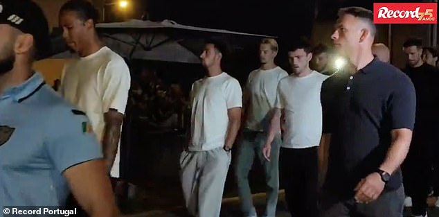 Suigrači Liverpoola prošli i sadašnji odletjeli su u Portugal kako bi odali počast, uključujući Virgil van Dijk (lijevo), Alexis Mac Allister (centar, s rukama u džepu), Caoimhin Kelleher (treći s desne strane) i Andyja Robertsona (drugi s desne strane)