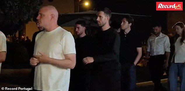 Sadašnji i bivši igrači Liverpoola, uključujući Alexis Macallister (drugi s lijeve strane), Jordan Henderson (centar) i Federico Chiesa (treći s desne strane) također su bili prisutni