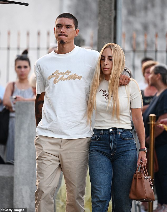 Liverpoolova zvijezda Darwin Nunez, suigrač Diogo Jota, prisustvuje budnosti s partnerom Lorena Manas