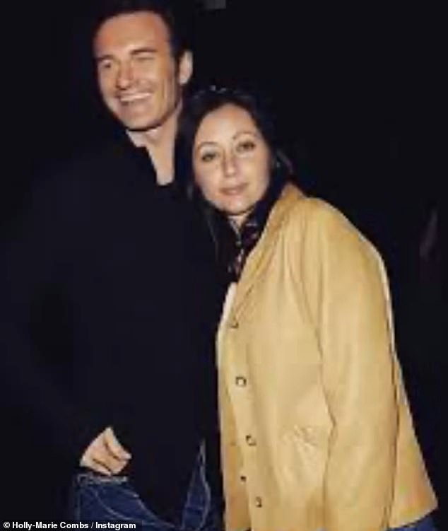 Holly Marie-Combs, još jedna šarmana zvijezda, podijelila je: 'Jedino je podcjenjivanje,' Dodavanje: 'Vaša nepokolebljiva korica za život i ludo stvaranje smisla za humor teško će propustiti'