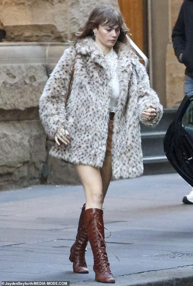 Također je stavila prilično leggy zaslon u par svijetlo smeđih hotpants koji je završio na vrhu njenog bedara