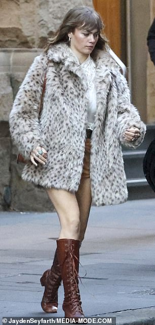Mia je odvažena protiv nepovoljnog vremena u Sydneyu u lažnom kaputu s krznom od leoparda
