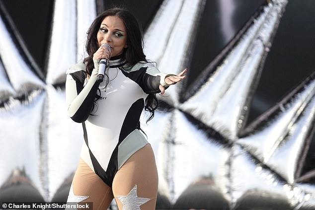 U međuvremenu, na showu, Jade Thirlwall je na crno -bijelom leotardu stavila zaslon u crno -bijelom leotardu dok je nastupala publici