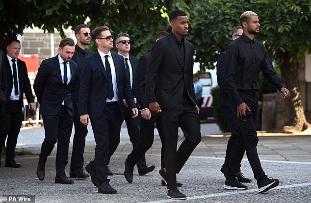 Članovi Liverpoolove momčadi pljeskali su gužve dok su prisustvovali sprovodu svog pokojnog suigrača