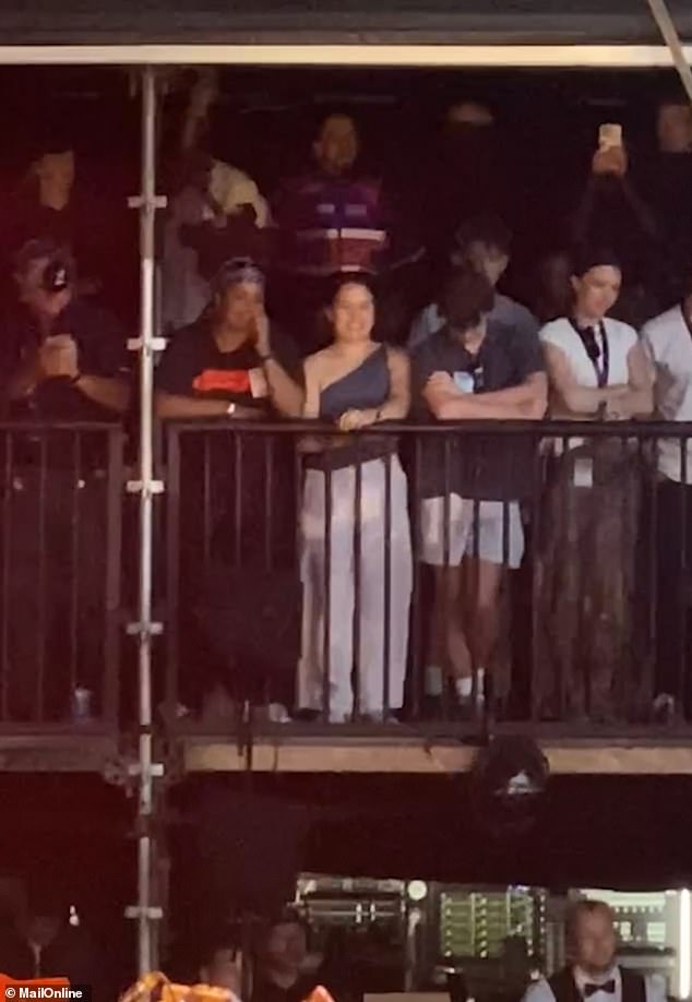 Sportsman (na slici stražnji red, centar) rekao je publici na glavnoj pozornici u Silverstoneu nakon kvalifikacija: 'Raye je prvi koncert u kojem sam bio nakon utrke i bila je sjajna'