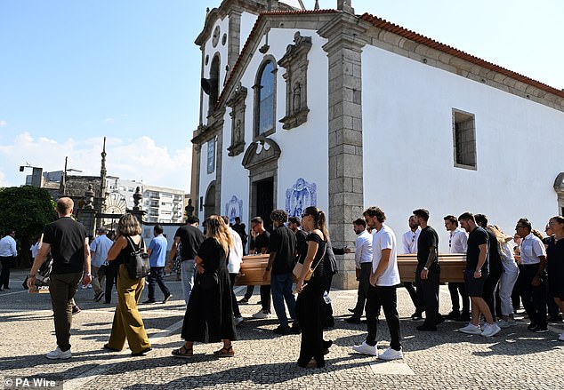 Članovi obitelji braće nose svoje lijesove u crkvu ispred službe