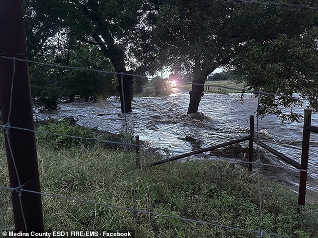 Nekoliko županija - uključujući županije Travis i Burnet - je pod hitnim slučajevima poplave jer poplavne vode ruše domove, odmiču djecu i ostavljaju obitelji devastirane