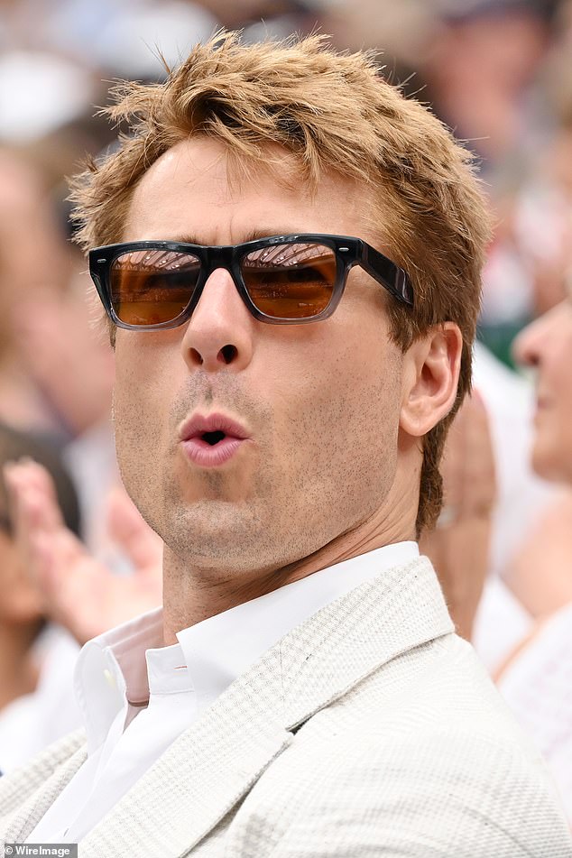 Glen Powell izgleda napeto dok ga vidi kako danas gleda tenis u Kraljevskoj kutiji na Wimbledonu