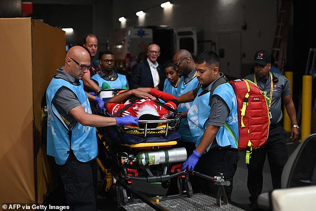 Musiala je prekrila lice košuljom dok je bio kovan prema obližnjoj hitnoj pomoći