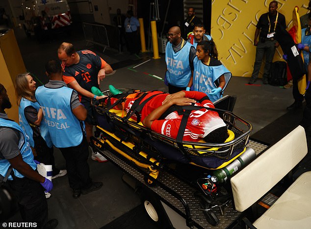 Musiala je ispružena s terena i zamijenila ga Serge Gnabry za drugo poluvrijeme