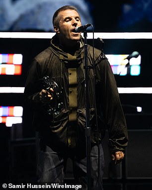 U subotu navečer, Noel (58) i brat Liam (52) nastavili su svoj prikaz jedinstva dok su se držali za ruke tijekom svog ulaza (Liam Gallagher prikazan na pozornici)