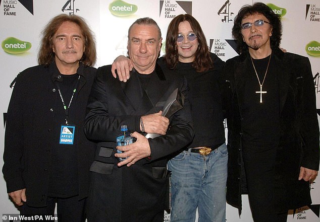 Rocker se okupio sa svojim kolegama Black Sabbath Tonyja Iommi, Geezerom Butlerom i Billom Wardom za njihov prvi nastup u originalnom liniji od 2005. (na slici te godine)