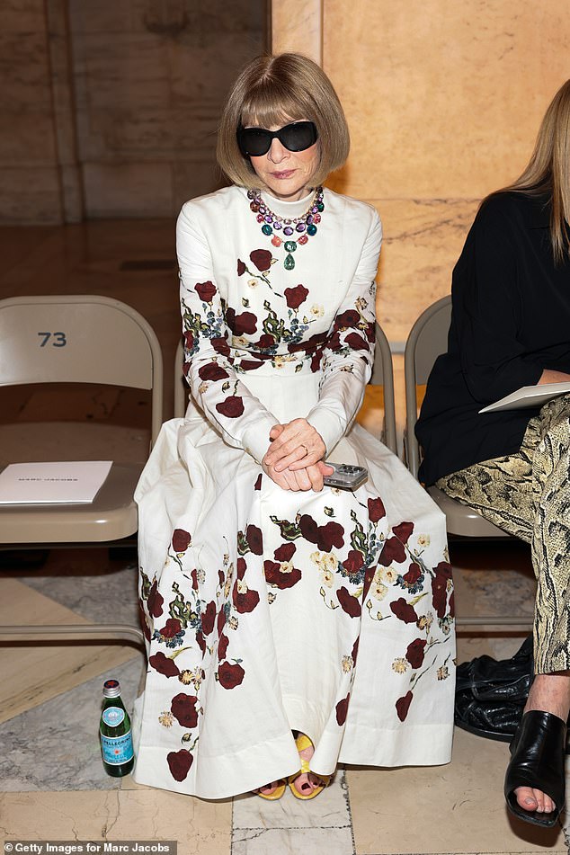 Prošlog mjeseca Dame Anna Wintour objavila je da je odstupila kao glavna urednica Voguea nakon 37 godina u ulozi, ali ostaje u kontroli globalnih operacija (na slici na Showu HE Marc Jacobs 2026 Runway)