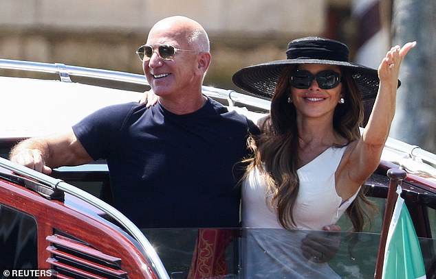 Osnivačica Amazona i njegova supruga Lauren Sanchez Bezos napuštaju hotel Aman Venecija, u Veneciji