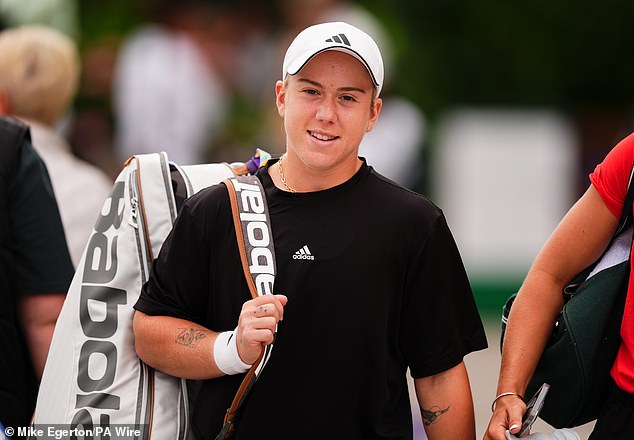 Još uvijek živi u svojoj obiteljskoj kući u Brightonu i bila je kasni cvjetanje u smislu da su je primijetili