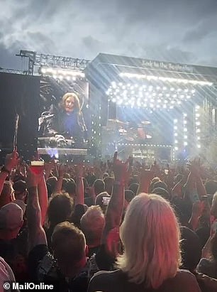 Završavajući posljednju svirku benda, Ozzy je rekao: 'To je posljednja pjesma ikad. Vaša nam je podrška omogućila da živimo nevjerojatan način života, hvala vam od dna srca '