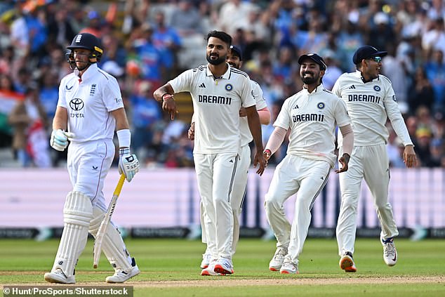 Zak Crawley, Ben Duckett i Joe Root svi su pali na četvrtu večer tijekom potjere za mamut