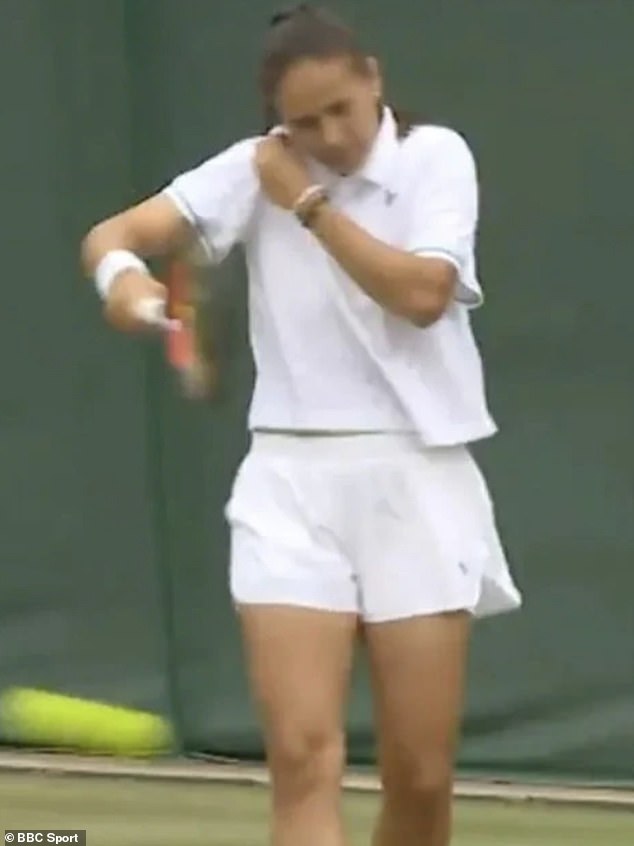 Činilo se da je igrala forehand tijekom svog meča protiv Liudmile Samsonova, ali naušnica joj se uhvatila u majici