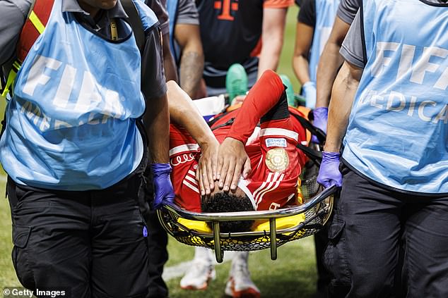 Musiala je skinuta s terena na nosačima prije nego što je prevezena u bolnicu