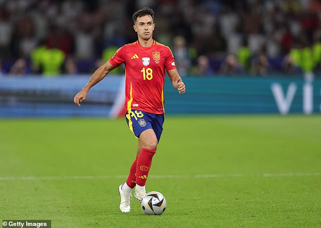 Španjolska reprezentacija također ga je ograničila 18 puta i bio je dio momčadi koji je pobijedio Englesku u posljednjem Suimmeru Euro 2024