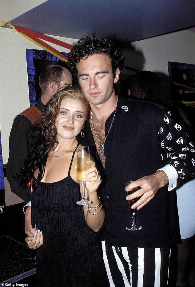 Dannii je rekao da je romansa bila komplicirana financijskim pitanjima. Na slici 1992