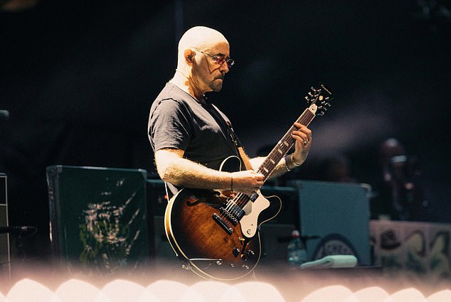 Ponekad se osjećao emocionalno tijekom noći, kada se bend vratio za svoj Encore Noel režirao publiku da se razveseli za Bonehead (na slici) govoreći: 