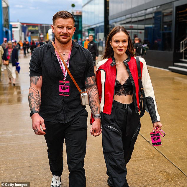 Holly Ramsay zapovjedila je pozornost u crnoj čipkastom narukvicu dok je stigla u Silverstone s partnerom Adamom Peatyjem
