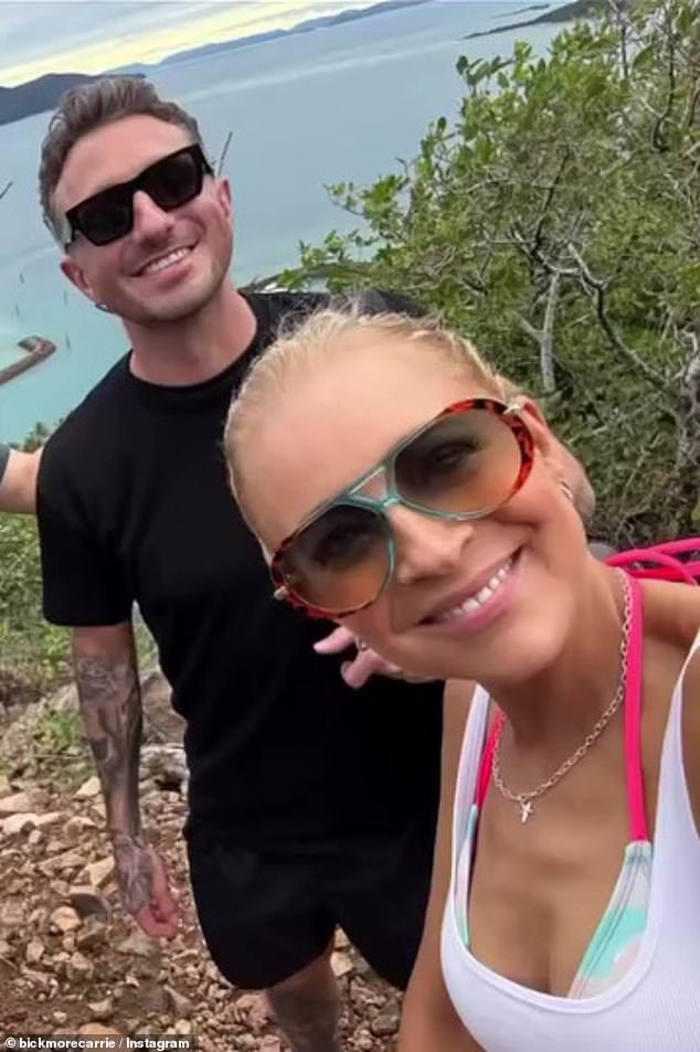 Carrie u međuvremenu pravi naslove za svoju glasinu s radio-zvijezdom Tommyjem Little (lijevo)