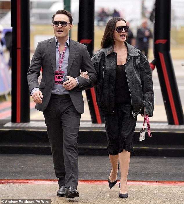 Ed Westwick izgledao je pametno u vitkom sivom odijelu dok je u nedjelju šetala ruku s glumicom Amy Jackson
