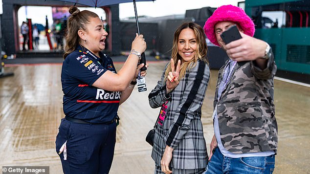 Pjevačica je pozirala za selfieje, dok ju je članak Silverstone osoblje zaštitio od kiše držeći kišobran iznad glave