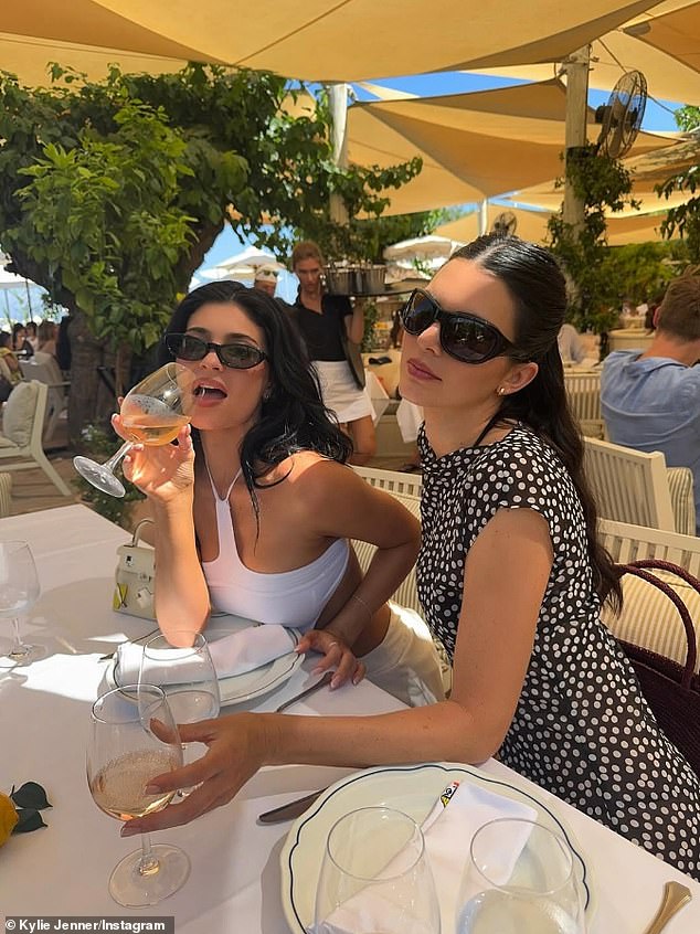 U svom posljednjem vrtiću, majka dvije je pozirala s minijaturnom Hermès torbicom u vrijednosti od pet figura; Na slici sa sestrom Kendall Jenner