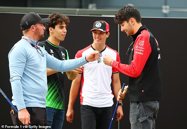 Horsfield je ovog vikenda primijećen i na Grand Prixu Britanca dajući lekcije golfa vozačima F1 Gabriel Bortoleto (lijevo), Oliver Bearman (centar) Esteban Ocon (desno)